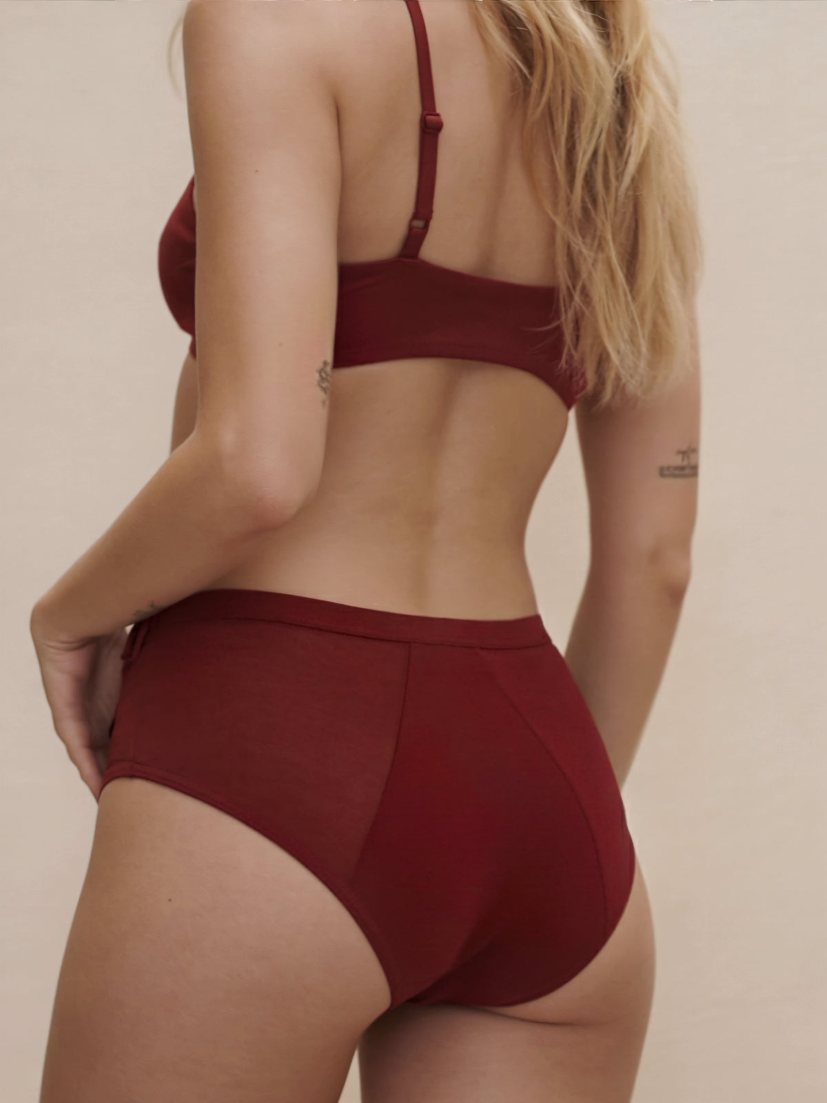 Hugger Brief | Comodidad sin costuras | 100% a prueba de fugas, día y noche | Rojo | Bragas menstruales