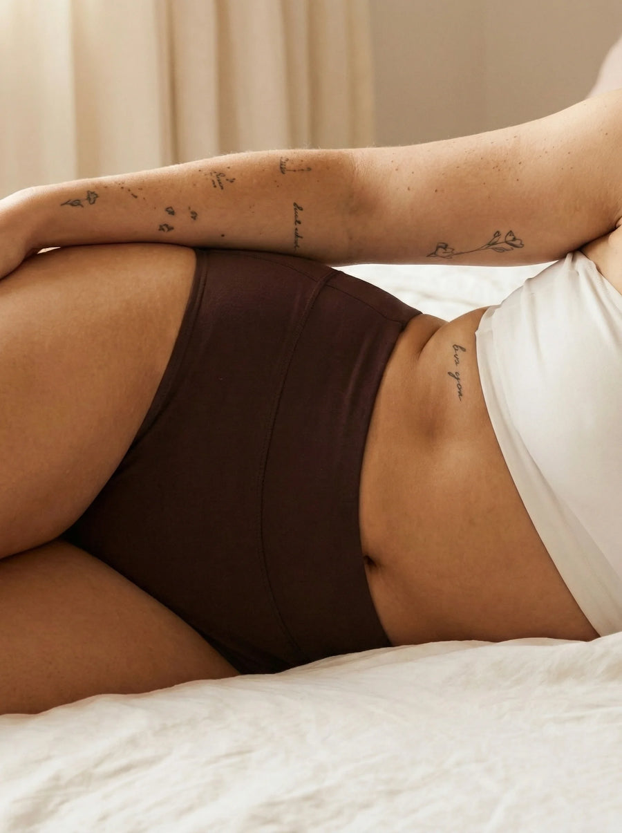 Huggster Brief | 100% a prueba de fugas, día y noche | Marrón Oscuro | Bragas menstruales