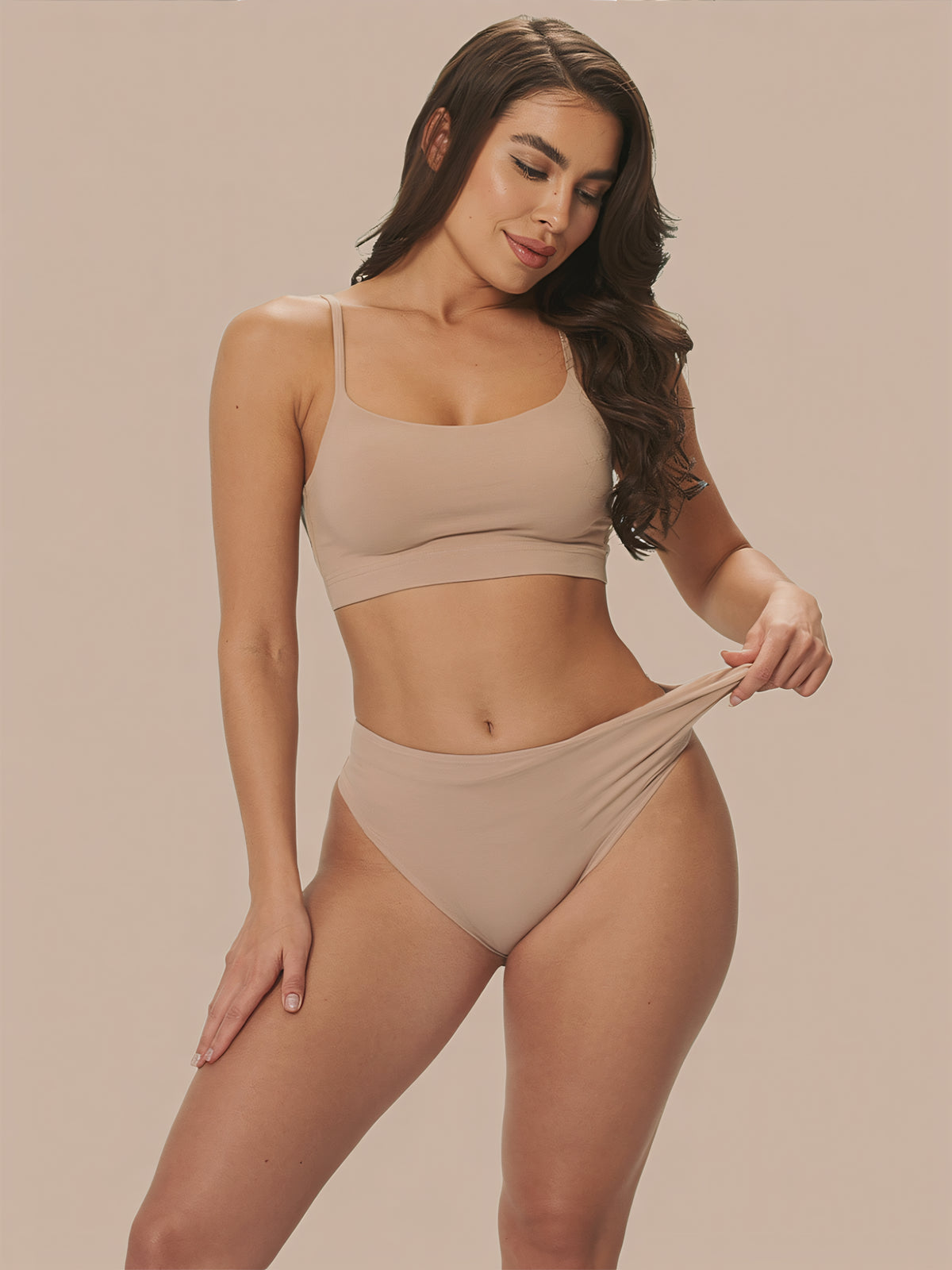 Menstruatie ondergoed apricot, high waist brief gedragen in volledig vooraanzicht