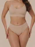 Menstruatie ondergoed apricot, close-up van gedragen high waist brief aan de voorkant