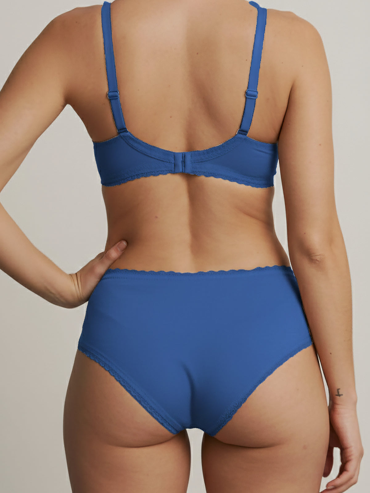 Menstruatie ondergoed blauw, everyday brief gedragen van achteren
