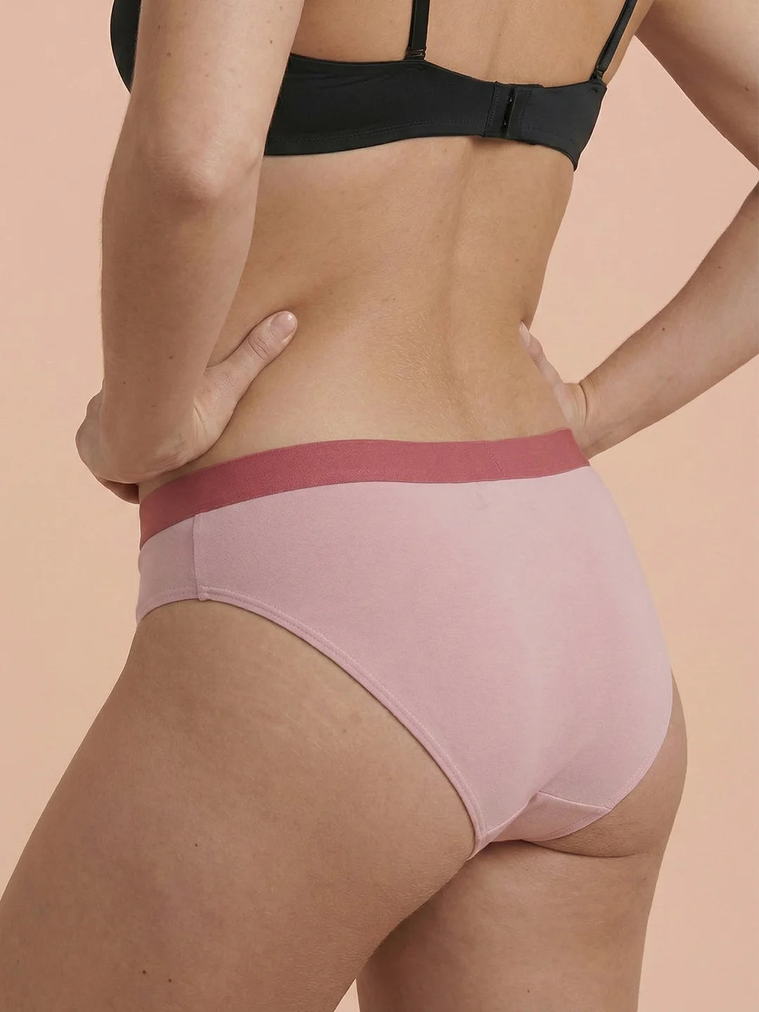 Menstruatie ondergoed roze, hipster brief gedragen van achteren