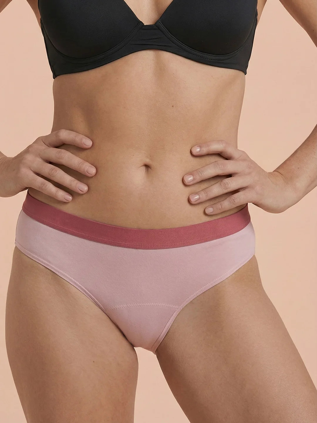 Menstruatie ondergoed roze, close-up van gedragen hipster brief aan de voorkant